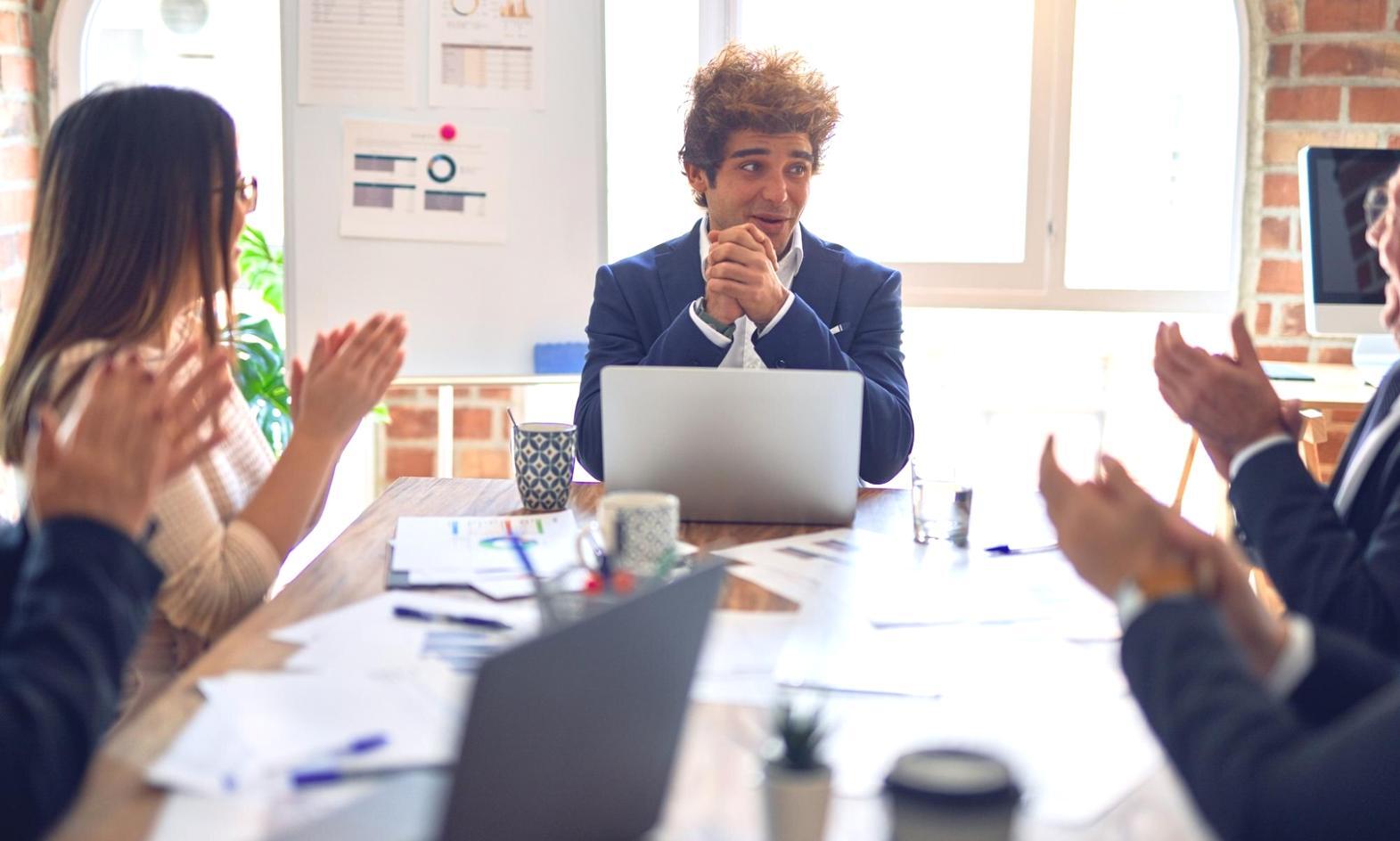 Professionelle Beratungssituation in modernem Ambiente