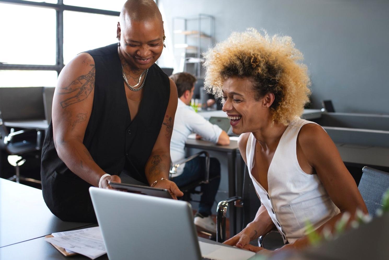 Teilnehmer diskutieren Investment-Strategien in kleiner Runde