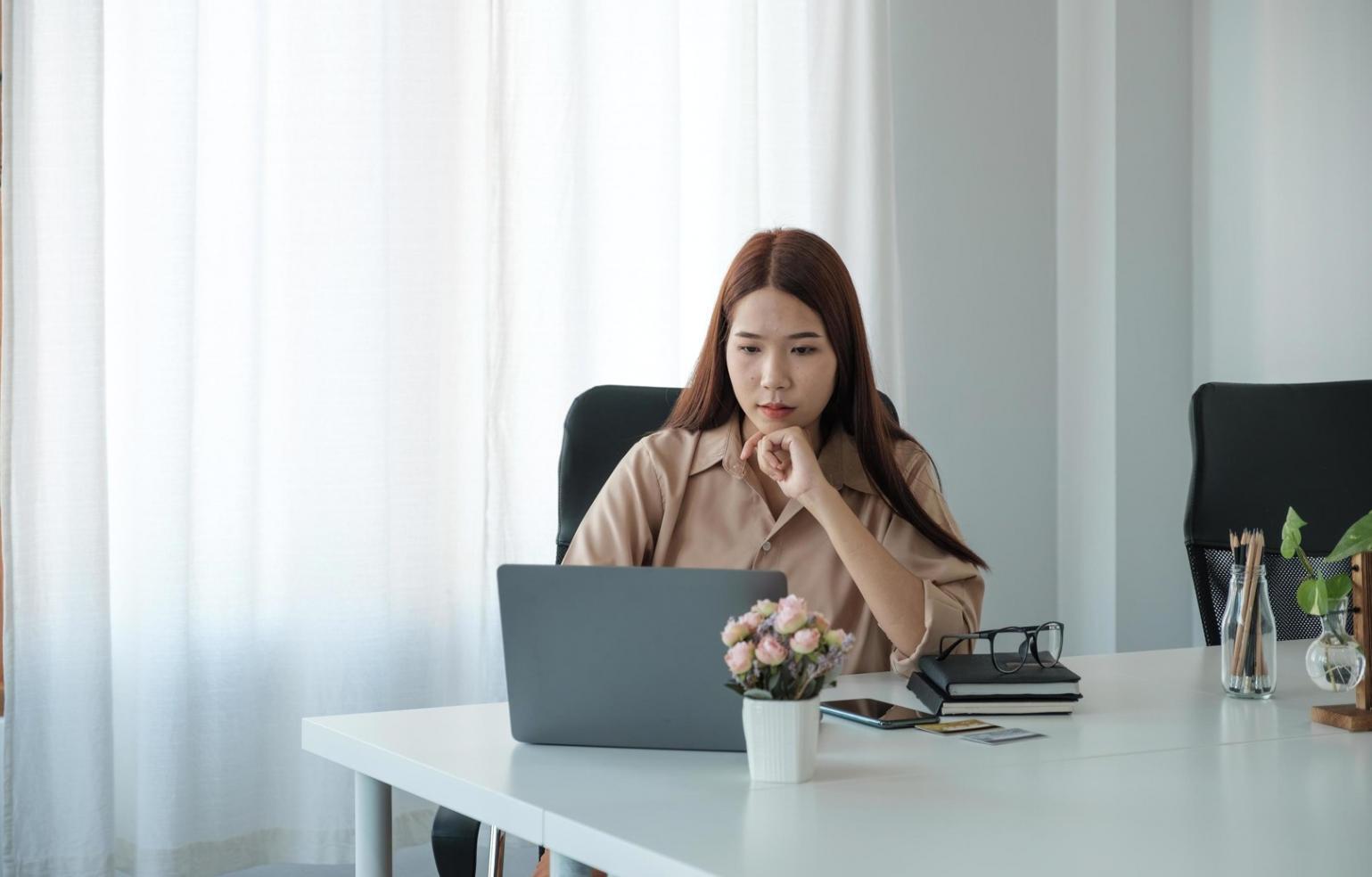 Teilnehmer arbeiten gemeinsam an Investment-Analysen am Laptop