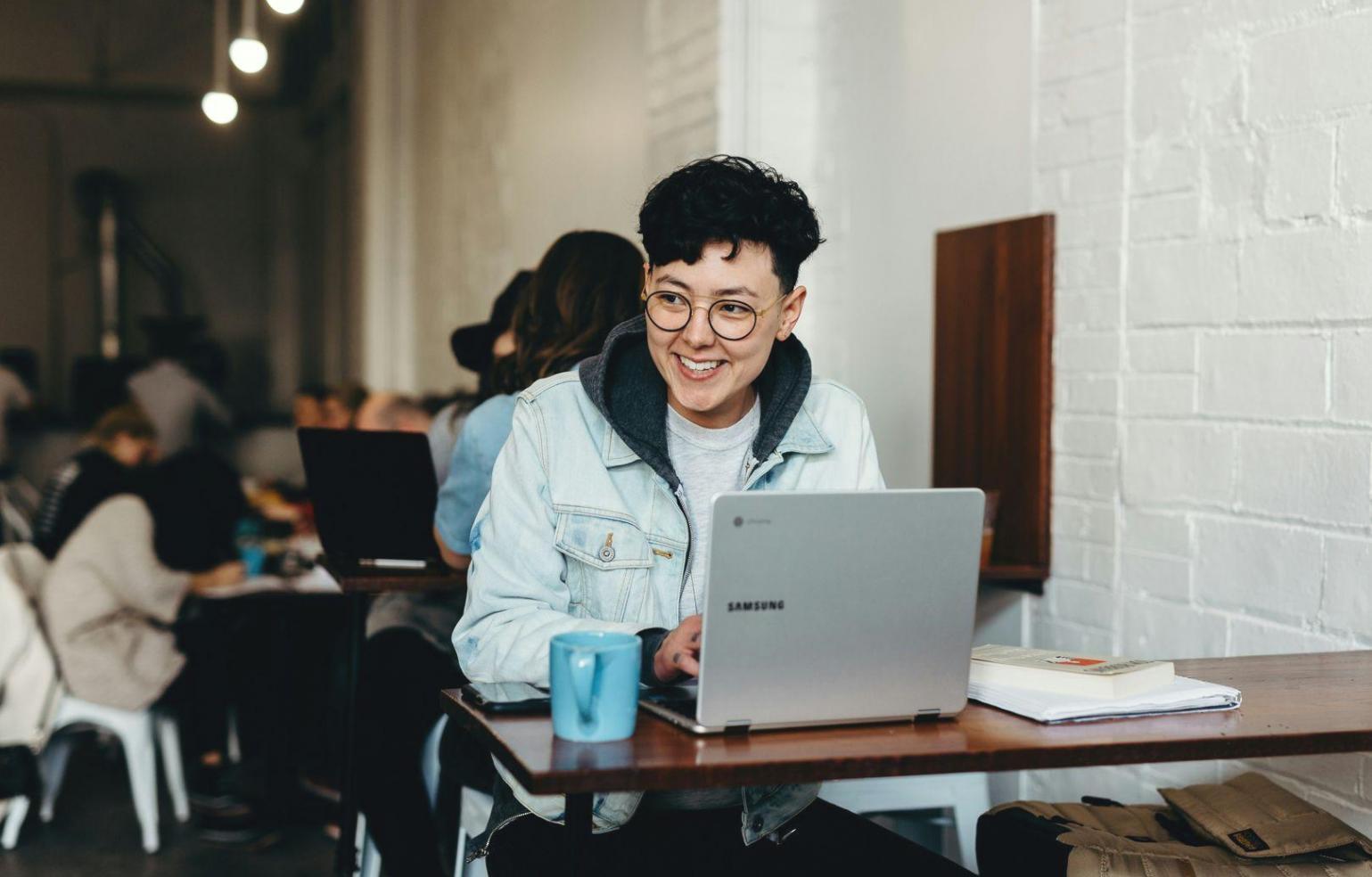 Professionelle Finanzberatung in modernem Büroambiente mit persönlicher Note